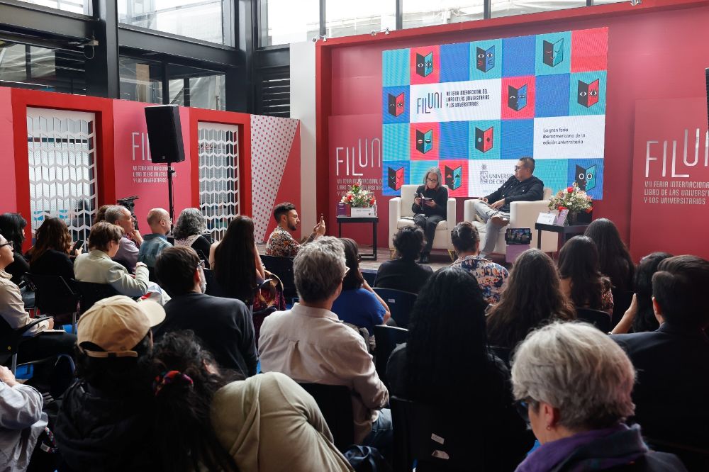 En “Reordenamiento de los días”, volumen editado por Gabriel Lane, Elvira Hernández vuelve sobre las ruinas del tiempo desde una escritura fragmentaria y a la vez incisiva en los fantasmas heredados de la dictadura que aún habitan nuestro territorio físico y psicológico. 